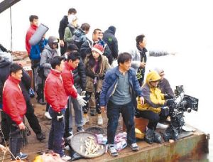 .男子堕海失踪,消防员到场拯救,约一个多小时后