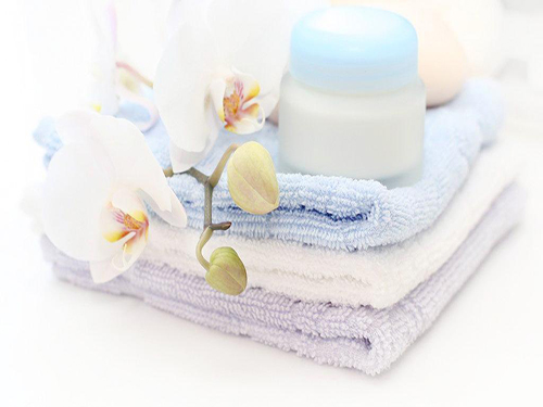 脸上爆皮发红怎么回事