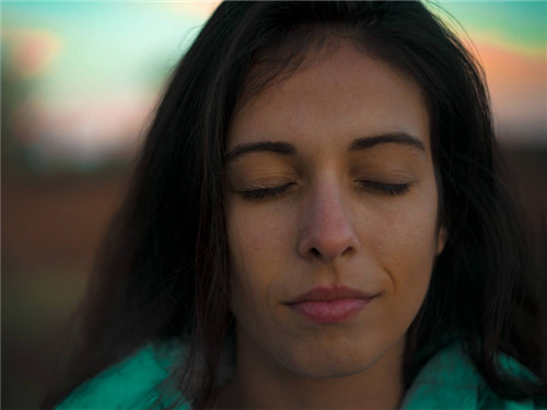 脸上两侧长辐射斑