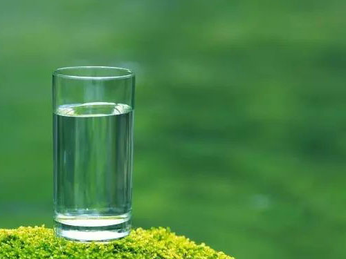 脸上掉皮发红怎么回事