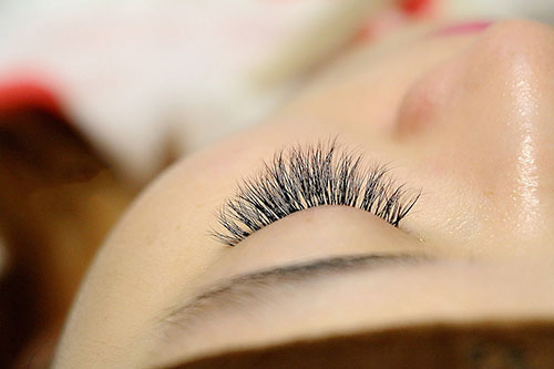 眉毛里长痘痘能纹眉吗