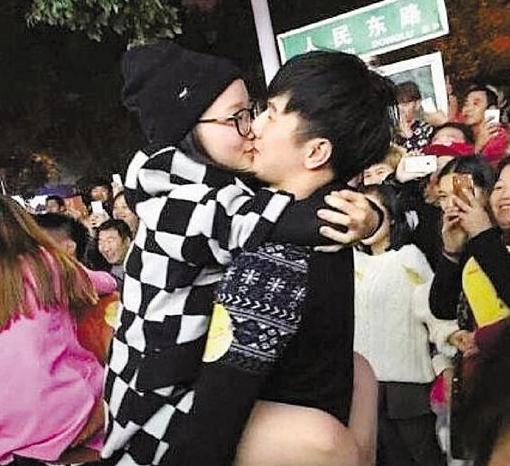 盛宴自慰女生热吻v盛宴女体城管赤裸女生当餐叫停情侣卫生间图片