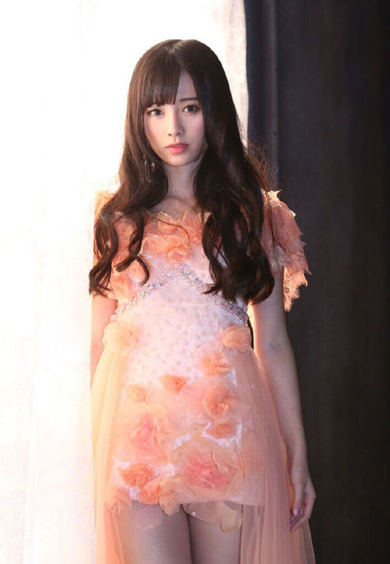 导读:在日本媒体举办的中国第一美女选拔中,日本AKB48的中国姊妹组合SNH48成员鞠婧祎被日本网友选为第一名。在日本网络中,鞠婧祎也被誉为四千年一遇的美少女,日本网友称其颜值甚至超越了日本千年一遇美少女桥本环奈。 作为akb48在中国的姐妹组合,snh48在日本并不受到关注,然而最近在网络上流传的鞠婧祎的靓照却让其在日本的粉丝数量激增。网友纷纷对其容貌大家赞扬,表示竟然还有这么可爱的妹子!、应该在日本出道、拥有压过所有akb48成员的美貌、若是和akb48站在一起,akb48会