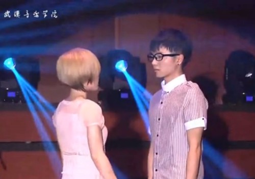 华晨宇正牌女友身份曝光 一头金发个子娇小同