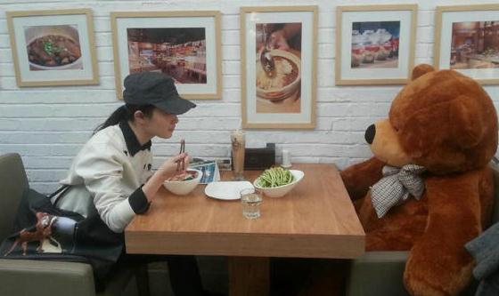 刘亦菲微博晒照与熊吃饭 网友:女神应该找一个