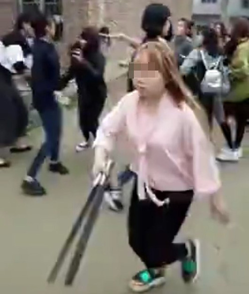 广西女版古惑仔打群架视频 钢管西瓜刀 吓人!