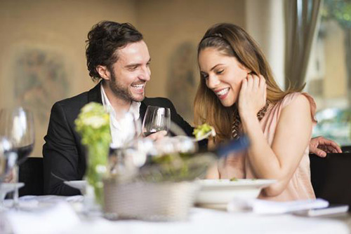 恋爱心理学:男人6个小动作 暗示他喜欢你