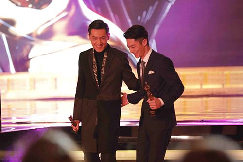 2016上海电视剧制播年会 胡歌霍建华同框领奖