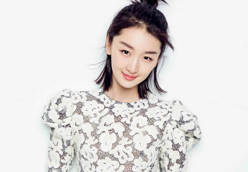 周冬雨登大片封面 展现小女生的本色