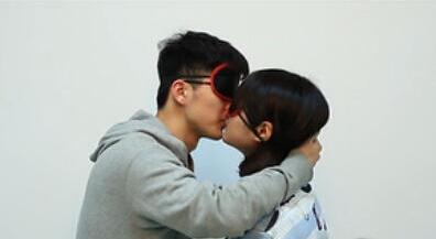 大学生发起亲吻陌生人活动 参与者:献出初吻很