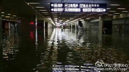 武汉地铁淹水 楼梯洪水冲下如瀑布
