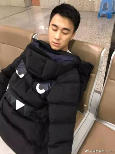 赌王儿子因搭档护照落在飞机坐经济舱遭冷待