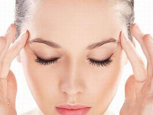 怎样去眼袋 按摩加护肤