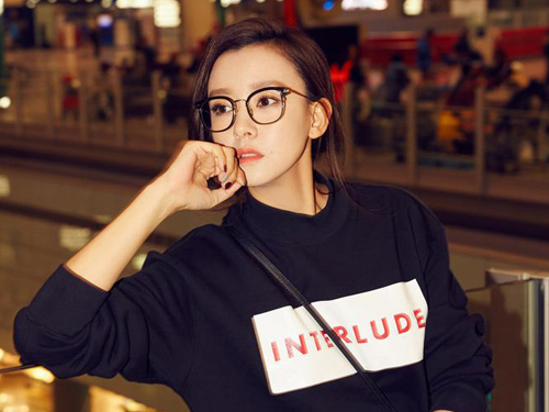 周奇奇街拍大片 一改往日温柔尽显清冷御姐范