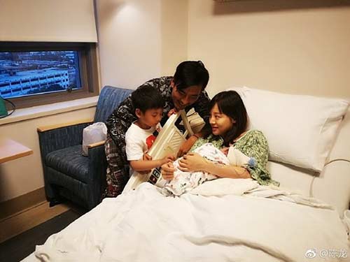 陈龙二胎儿子出生 小名小葫芦太萌了