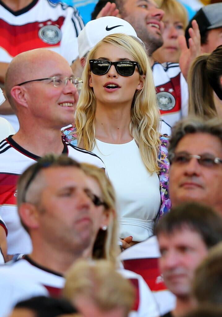 足球名将赫迪拉女友性感写真 超模身材完美比