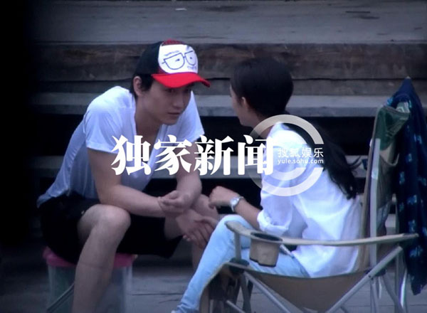 《杉杉来了》的赵丽颖与陈晓公开恋情 在一起