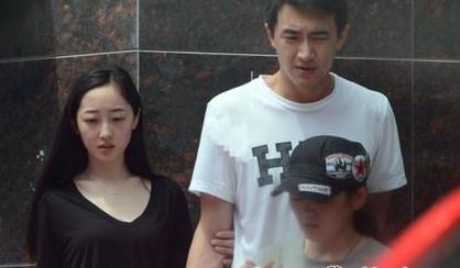 林更新蒋梦婕亲密散步微博笑言想当爹 网友:要