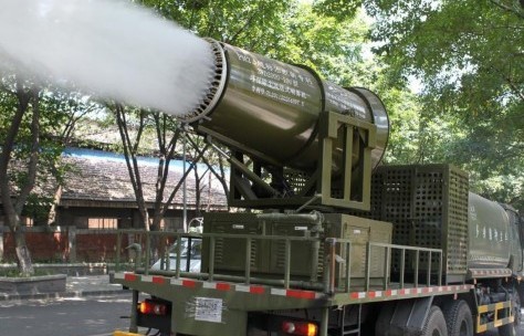 重庆出现奇葩降温神器 一辆酷似大炮的大型喷