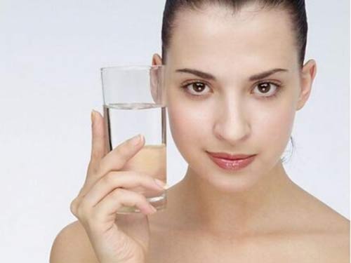 脸部皮肤干燥 克丽缇娜分享补水保湿好方法-克