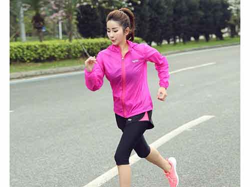 如今很多人日常生活中都会去跑步,而夏天白天