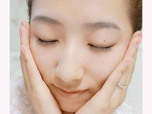 脸上起皮和白色碎屑