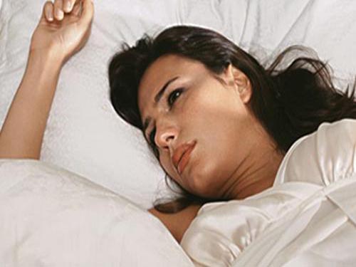睡眠中突然反胃想吐的病因是什么？